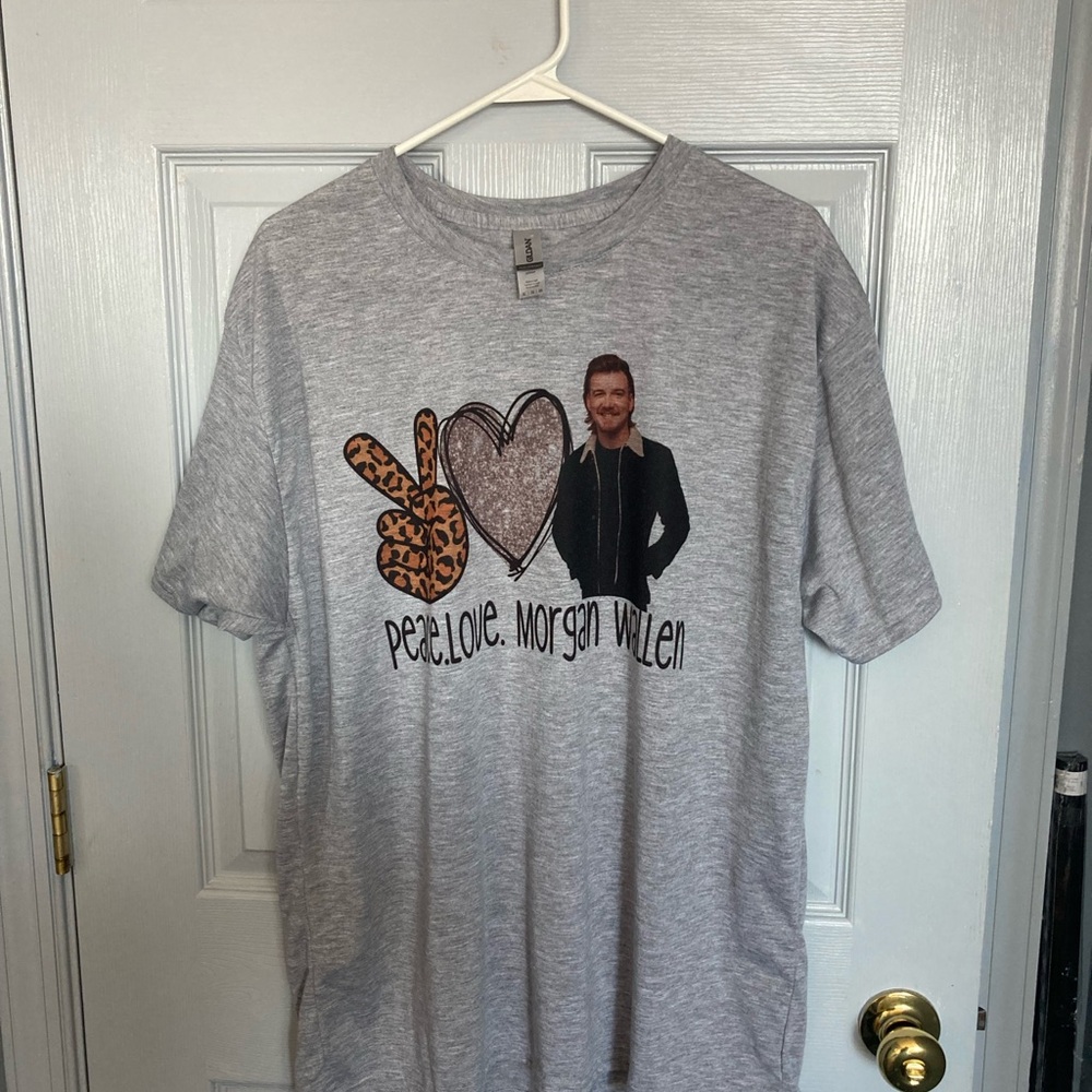 Gray Graphic Morgan Wallen peace and loveT-Shirt